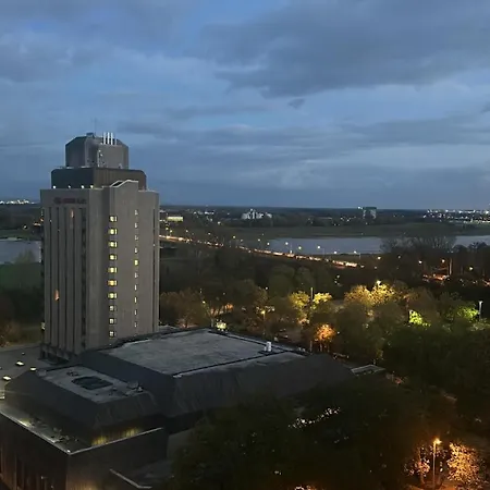 Exklusives Penthouse Mit Sauna Am Rhein, Naehe Duesseldorf Messe Airport, 180m2 Luxus, 150m2 Terasse Ideal Fuer Gruppen, Shootings, Content Creator شقة